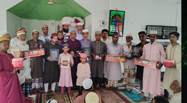 টানা ৪১ দিন জামাতে নামাজ আদায় করে পুরস্কার পেলেন মুসল্লিরা