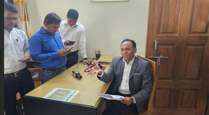 সকালেই ভূমি অফিসে গেলেন প্রতিমন্ত্রী, পেলেন না কাউকে