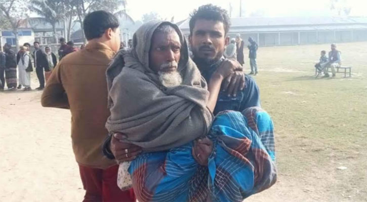 বয়স আর অক্ষমতাকে পেছনে ফেলে ভোট দিলেন ৭০ বছরের বৃদ্ধ