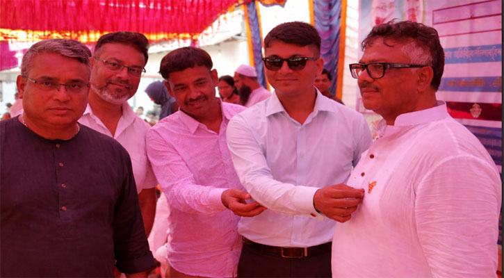 স্কুলের টাকায় হুইপকে স্বর্ণের কোট-পিন উপহার, সমালোচনার ঝড়