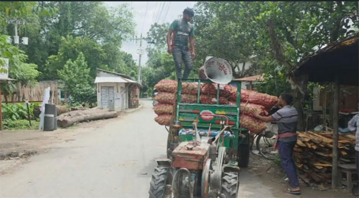 মাইকিং করে ৫২০ টাকায় এক বস্তা আলু বিক্রি 