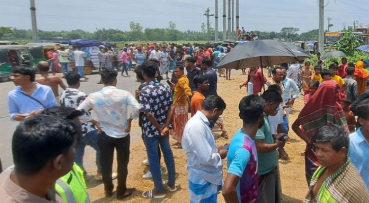নেত্রকোনায় বাসচাপায় প্রাণ গেল মা-মেয়েসহ তিনজনের