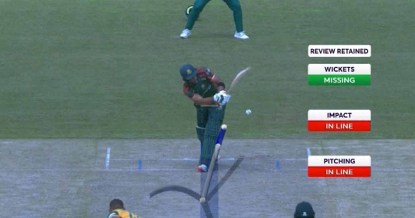 মাহমুদউল্লাহকে আউট দেওয়া সেই বল ডেড নাকি ৪, যা বলছে ক্রিকেট আইন