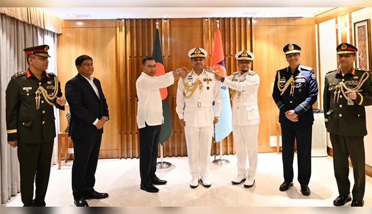 নতুন নৌপ্রধানকে ভাইস অ্যাডমিরাল র‍্যাংক ব্যাজ পরালেন প্রধানমন্ত্রী