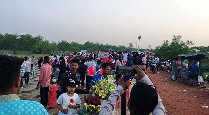 ঈদে জমে উঠেছে পাথরঘাটার পর্যটন কেন্দ্রগুলো