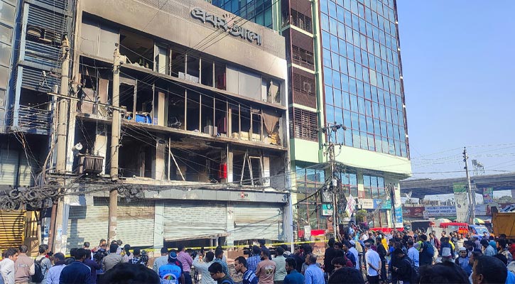১০ ঘণ্টার চেষ্টায় পুরোপুরি নিভেছে প্রথম আলো কার্যালয়ের আগুন