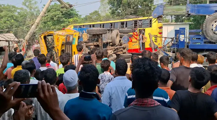 পাবনায় ট্রাকের ধাক্কায় স্কুল শিক্ষার্থীসহ নিহত ৩