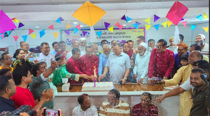 কেক কেটে পাবনা প্রেসক্লাবের ৬৫তম বর্ষপূতির আয়োজন উদ্বোধন