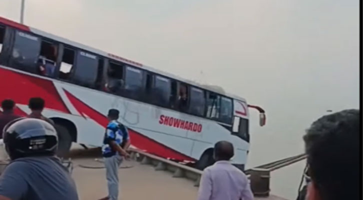 ফেরিতে ওঠার সময় নিয়ন্ত্রণ হারিয়ে নদীতে বাস, বহু হতাহতের শঙ্কা