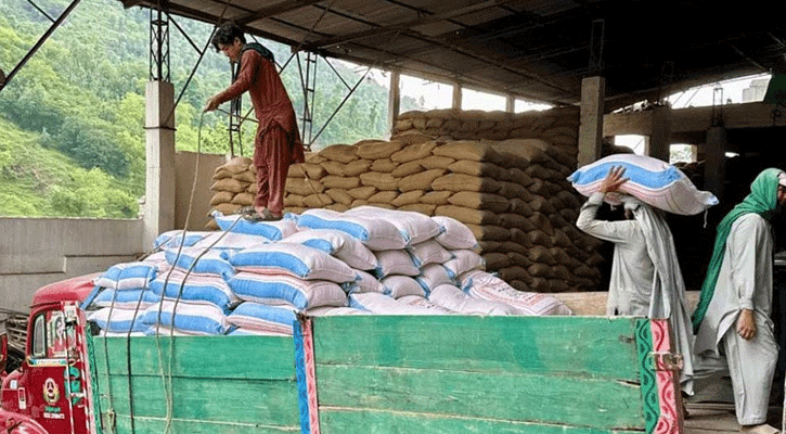সীমান্তে আটার মজুদ বাড়াচ্ছে পাকিস্তান