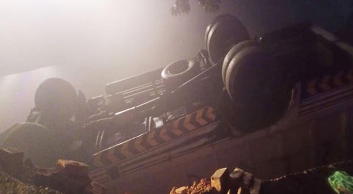 ট্রাক দুর্ঘটনায় একই পরিবারের ১৪ জনের মৃত্যু, আহত ৯