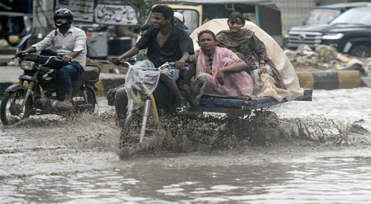 পাকিস্তানে ভারী বৃষ্টি ও বন্যায় ৪৫ জনের মৃত্যু