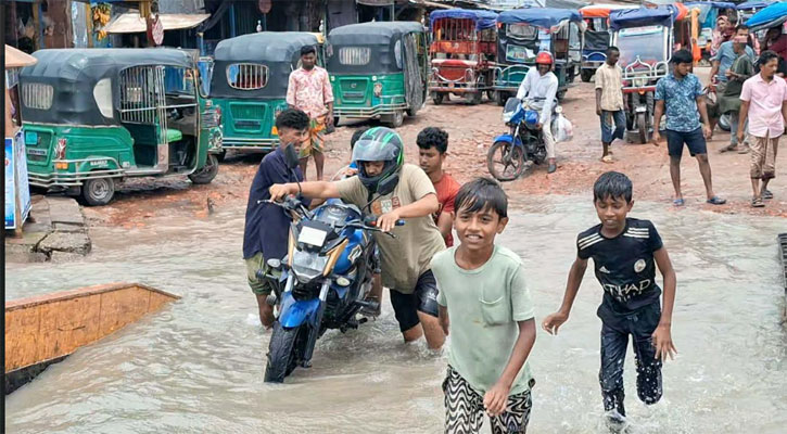 জোয়ারের পানিতে তলিয়ে গেছে গ্যাংওয়ে, পারাপারে চরম ভোগান্তি