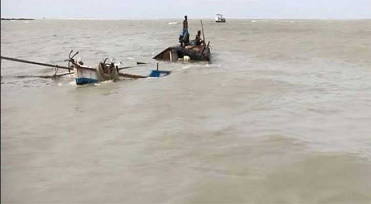 উত্তাল সাগরে দুই ট্রলারডুবি, এখনো নিখোঁজ দুই জেলে