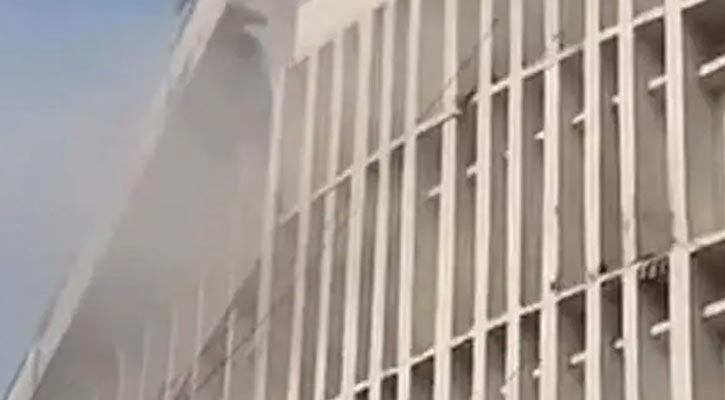 শাহবাগে বাংলাদেশ মেডিক্যাল বিশ্ববিদ্যালয়ে আগুন