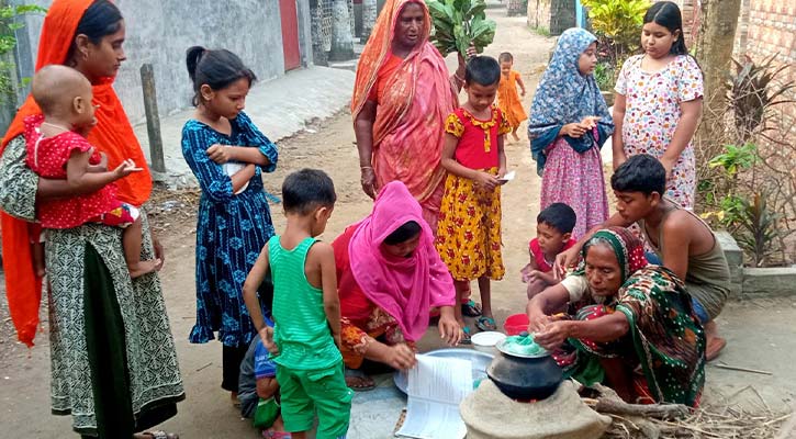 মোড়ে মোড়ে জমজমাট পিঠার হাট, স্বাবলম্বী হচ্ছে বহু পরিবার