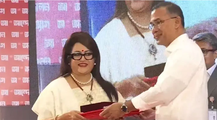 বিশিষ্ট ব্যক্তিদের  হাতে ‘একুশে পদক’ তুলে দিলেন প্রধানমন্ত্রী