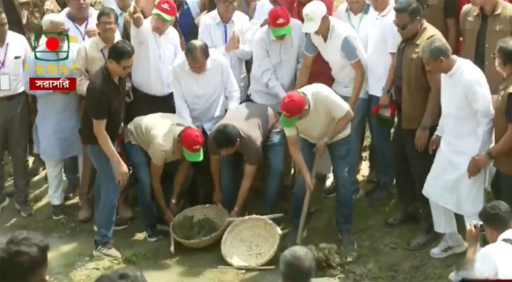 বাবার পথ অনুসরণ, নিজ হাতে খাল খনন উদ্বোধন করলেন প্রধানমন্ত্রী