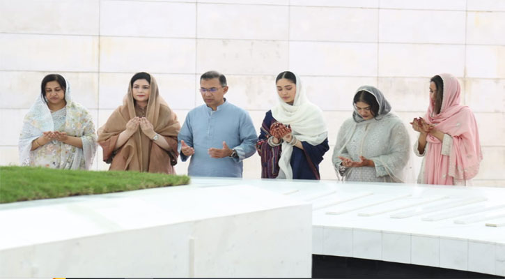 মা-বাবার কবর জিয়ারত করলেন প্রধানমন্ত্রী