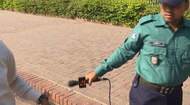 লাইভে থাকা সাংবাদিকের বুম কেড়ে নেওয়া সেই পুলিশের বিরুদ্ধে ব্যবস্থা