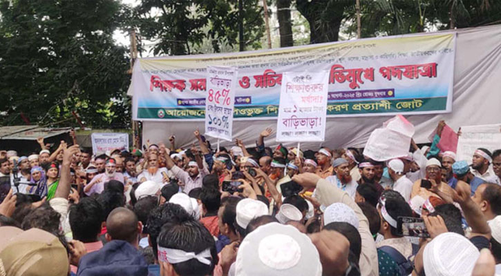 প্রেসক্লাবে বেসরকারি শিক্ষকদের সমাবেশ, যান চলাচলে প্রতিবন্ধকতা