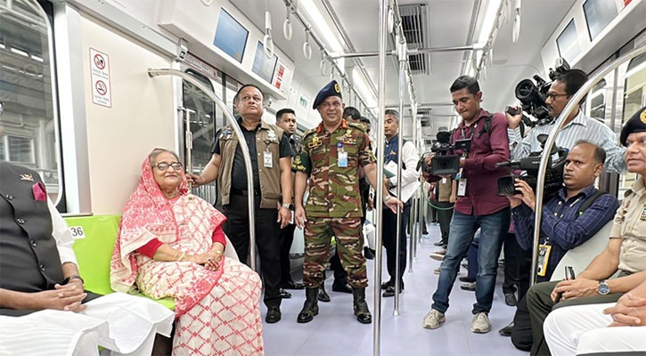 মেট্রোরেলে চড়ে আগারগাঁও থেকে মতিঝিলে প্রধানমন্ত্রী
