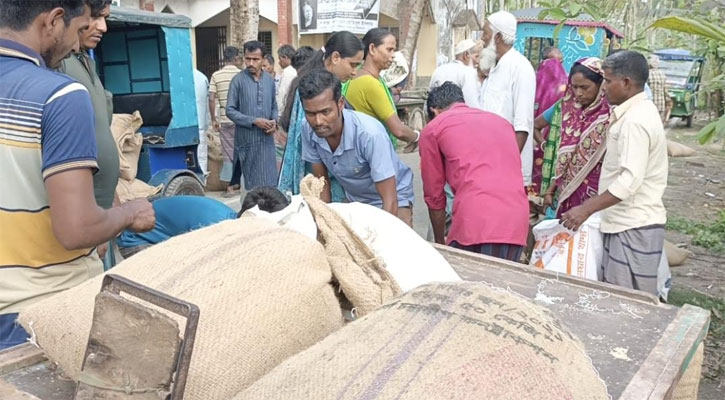 ভিজিএফের চাল বিতরণে ১০০ টাকা করে চাঁদা নেওয়ার অভিযোগ