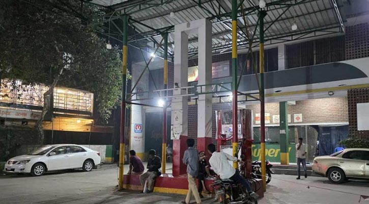 যুদ্ধ আতঙ্কে ট্যাংকি ফুল করার হিড়িক, তেল নেই অনেক পাম্পে