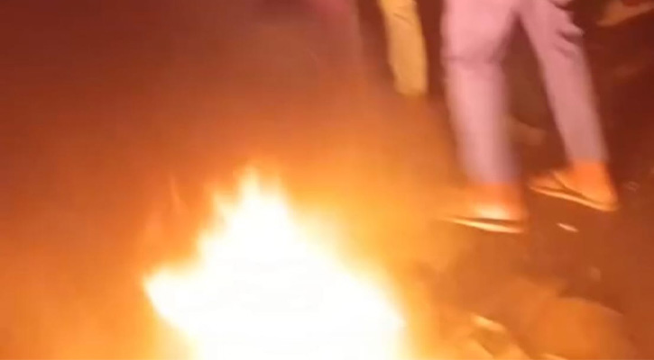 তেলের দাবিতে সড়কে আগুন জ্বালিয়ে অবরোধ