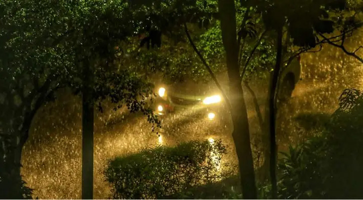 রাজধানীসহ বিভিন্ন অঞ্চলে মুষলধারে বৃষ্টি, ঝরবে আরও কয়েকদিন
