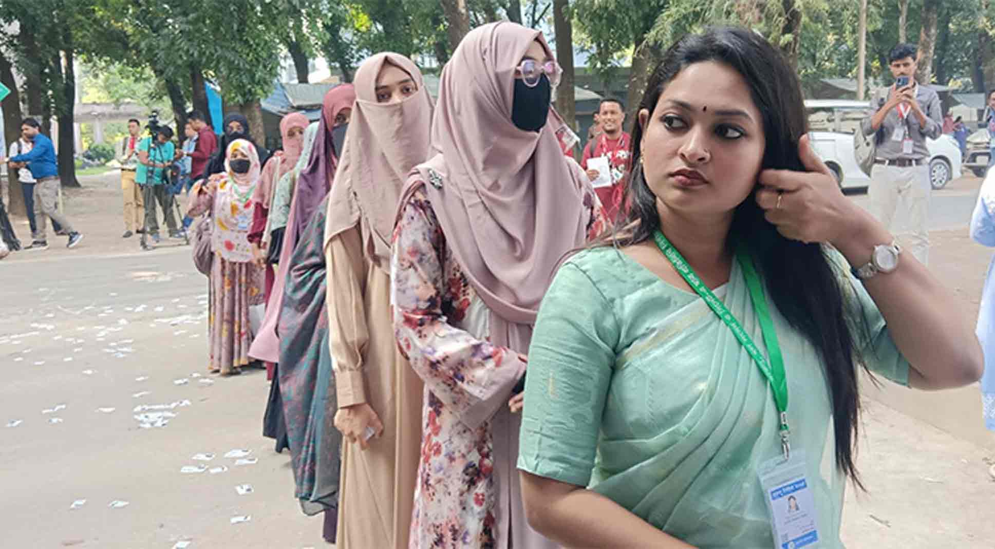 রাকসুর ভোটগ্রহণ চলছে, উৎসবের আমেজ কেন্দ্রে কেন্দ্রে