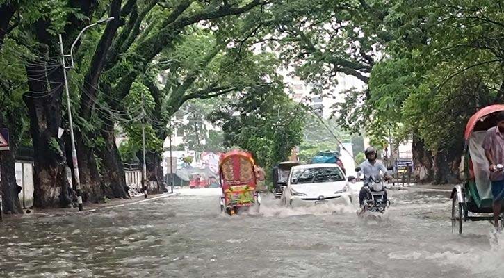 রাতভর বৃষ্টিতে ঢাকায় জলাবদ্ধ, আরও কয়েকদিন ভারী বৃষ্টির আভাস