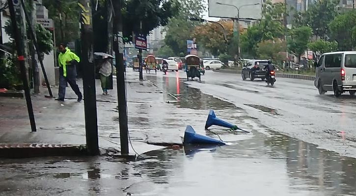 রাজধানীতে মুষলধারে বৃষ্টি,  একদিকে স্বস্তি অপরদিকে ভোগান্তি