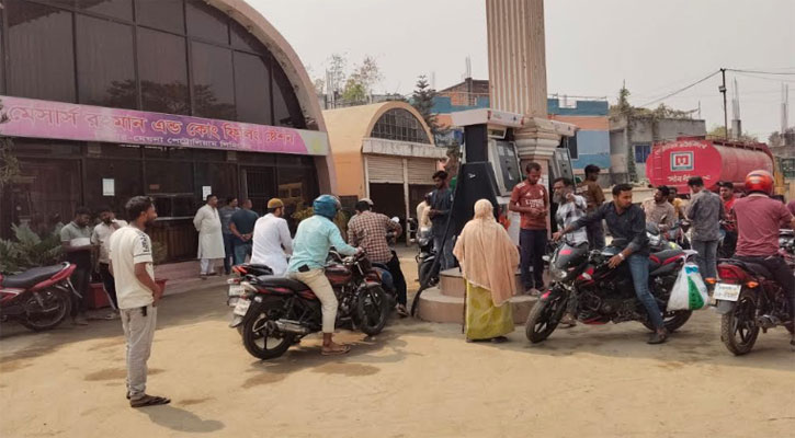 রাজশাহীতে ফিলিং স্টেশনগুলোতে ক্রেতাদের উপচেপড়া ভিড়