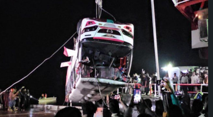 পদ্মায় বাসডুবি: ৯ শিশুসহ ২৩ লাশ উদ্ধার