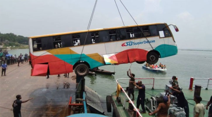 দৌলতদিয়ার পদ্মা নদীতে ডুবে যাওয়া বাসটি উদ্ধার