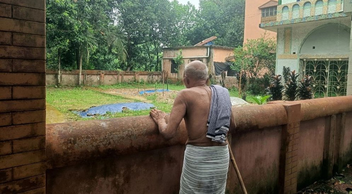রামিসার কবরের পাশে ৯০ বছরের দাদা, অসহায়ত্ব আর গভীর বেদনার ছাপ
