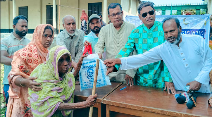ছিন্নমূল মানুষের মাঝে ঈদ সামগ্রী বিতরণ 
