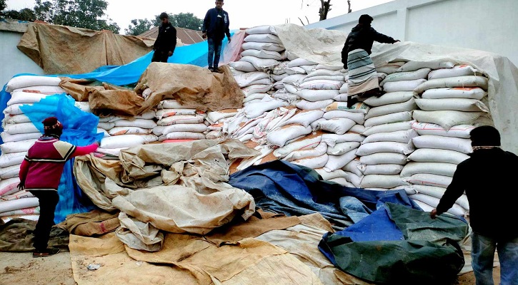 নওগাঁয় কোটি টাকা মূল্যের মজুতকৃত খাদ্যদ্রব্য জব্দ, আটক ১ 