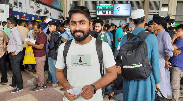 ৪৮ ঘণ্টা পর মিলেছে রেলের টিকিট, আজও উপচেপড়া ভিড়