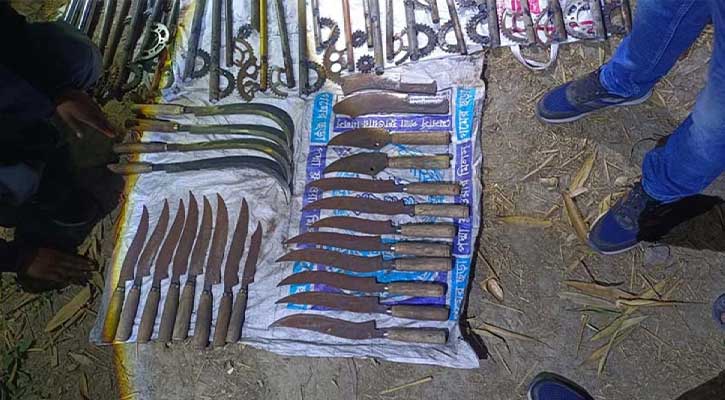 বাগমারায়  র‌্যাবের অভিযানে বিপুল পরিমাণ দেশীয় অস্ত্র উদ্ধার