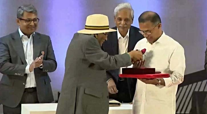 প্রধানমন্ত্রীকে ৩টি লাল গোলাপ উপহার দিলেন শফিক রেহমান