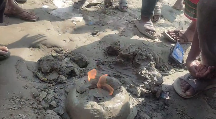 নোয়াখালীতে সয়েল টেস্ট করতে গিয়ে বের হচ্ছে গ্যাস