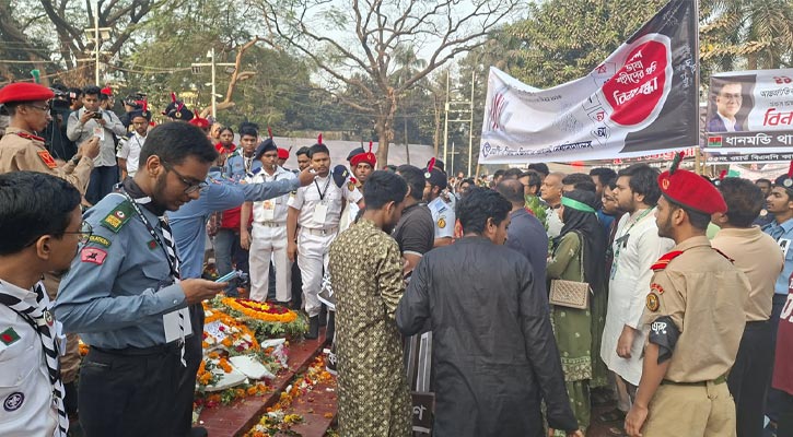 ভাষা আন্দোলনের বীর শহীদদের প্রতি শ্রদ্ধা জানাতে মানুষের ঢল