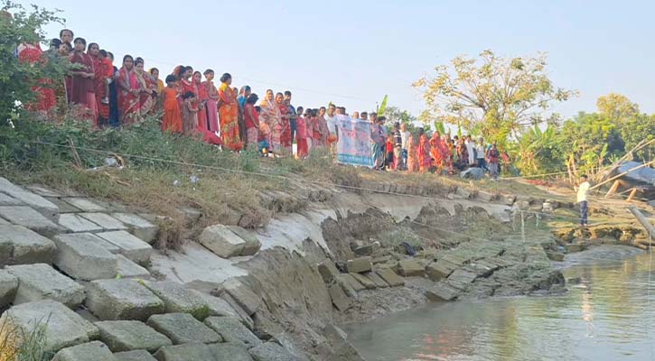 নবগঙ্গার ভিটে-মাটি হারানোর শঙ্কায় ৫ শতাধিক পরিবার
