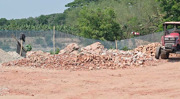 জীবননগরে সড়ক প্রশস্তকরণে নিম্নমানের সামগ্রী, তদন্তের আশ্বাসের পরও কাজ চলমান