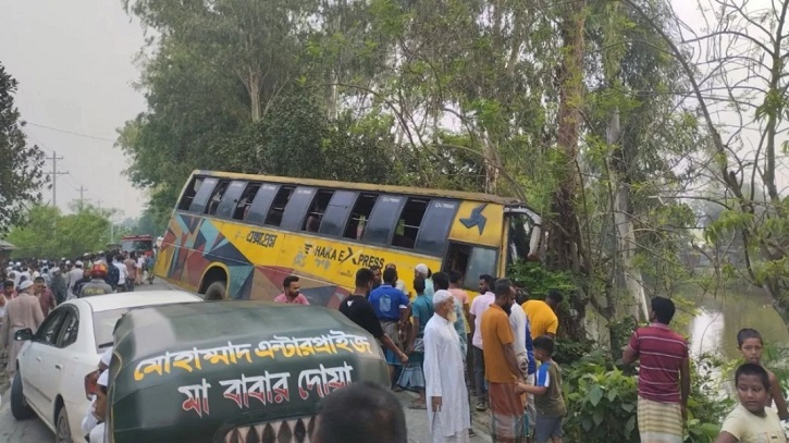সিরাজগঞ্জে বাসচাপায় ৩ জন নিহত