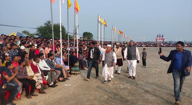 শহীদ জিয়া স্মৃতি ফুটবল টুর্নামেন্টে দর্শকদের ঢল