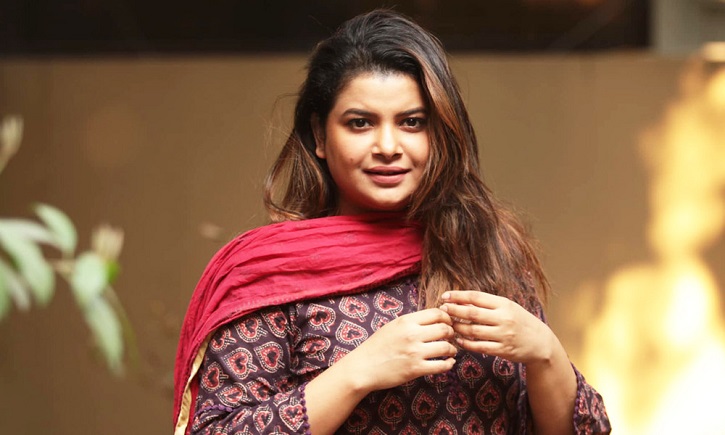 খারাপ সম্পর্কে থাকার চেয়ে একা থাকা ভালো: শবনম ফারিয়া