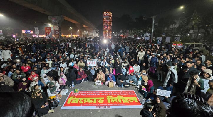 অবরোধ চালিয়ে যাওয়ার ঘোষণা, জমায়েত বাড়ছে শাহবাগে